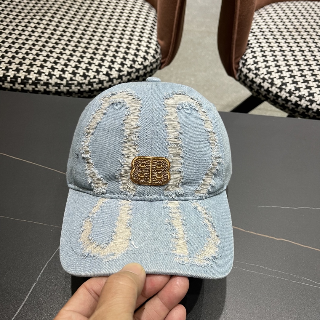  BALENCIAGA巴黎世家新款棒球帽，很酷的色系，男女佩戴都有不同style，巴黎粉必入款！