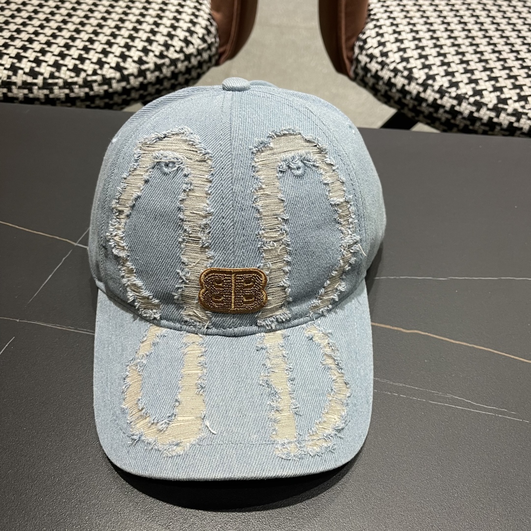  BALENCIAGA巴黎世家新款棒球帽，很酷的色系，男女佩戴都有不同style，巴黎粉必入款！