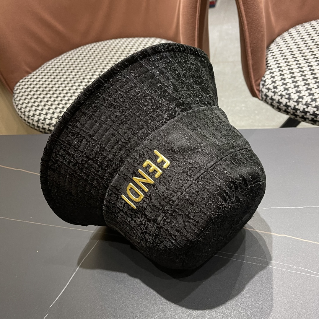 Fendi芬迪 爆款 渔夫帽 男女 同款。百万红人推荐 入手 巨万搭 痞雅 头围:57cm