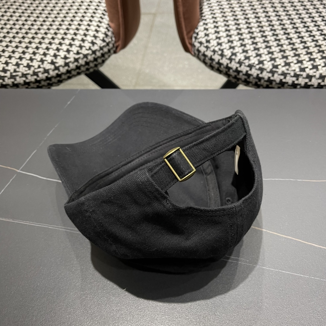  巴黎世家Balenciaga🧢棒球帽♥️质量非常棒👍休闲时尚🌼百搭款♥️男女同款！