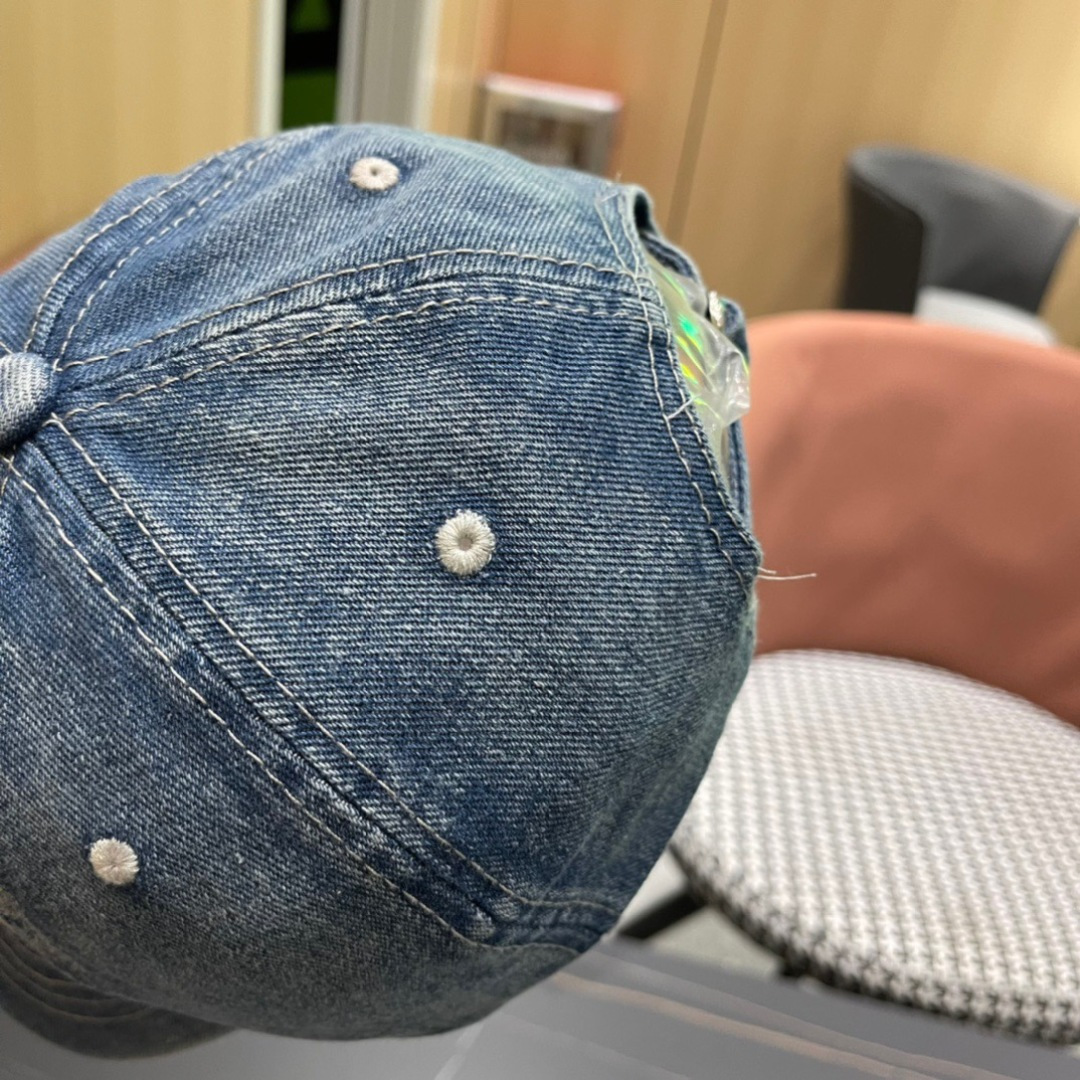  普拉达Prada 新款经典三角标牛仔棒球帽🧢日常刚需 颜色完美 帽型正点 简直谁戴都好看🧐质量超赞👍