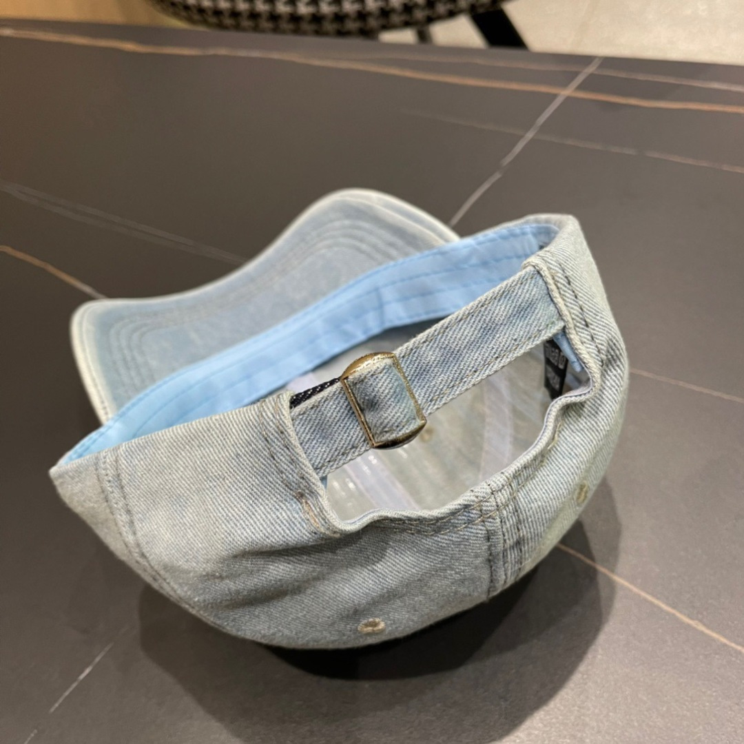  普拉达Prada 新款经典三角标牛仔棒球帽🧢日常刚需 颜色完美 帽型正点 简直谁戴都好看🧐质量超赞👍