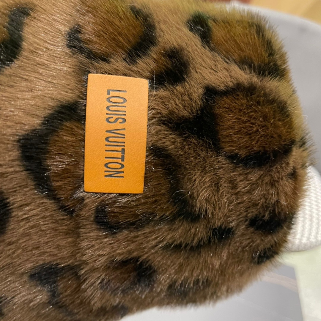 路易威登lv2024洋气豹纹毛绒渔夫帽女冬季新款百搭休闲保暖盆帽