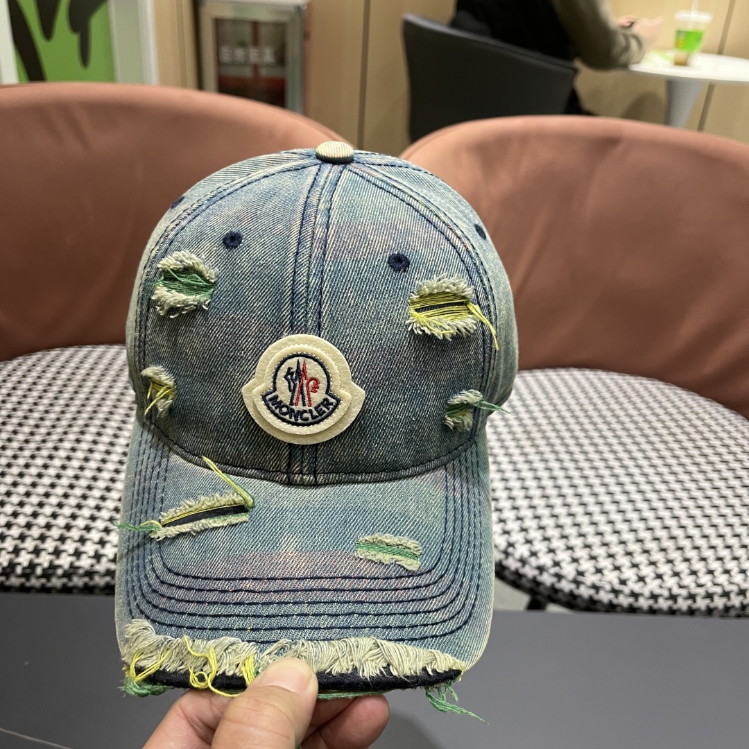  蒙口MONCLER2025新款牛仔破洞棒球帽，时尚炸街单品，风格很OK，网红.时尚博主的最爱！