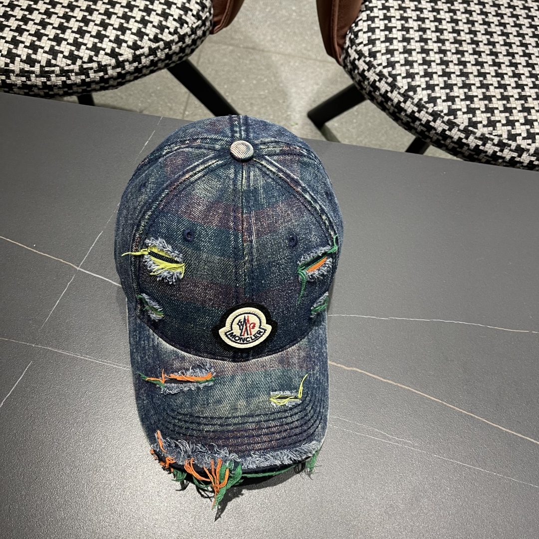  蒙口MONCLER2025新款牛仔破洞棒球帽，时尚炸街单品，风格很OK，网红.时尚博主的最爱！