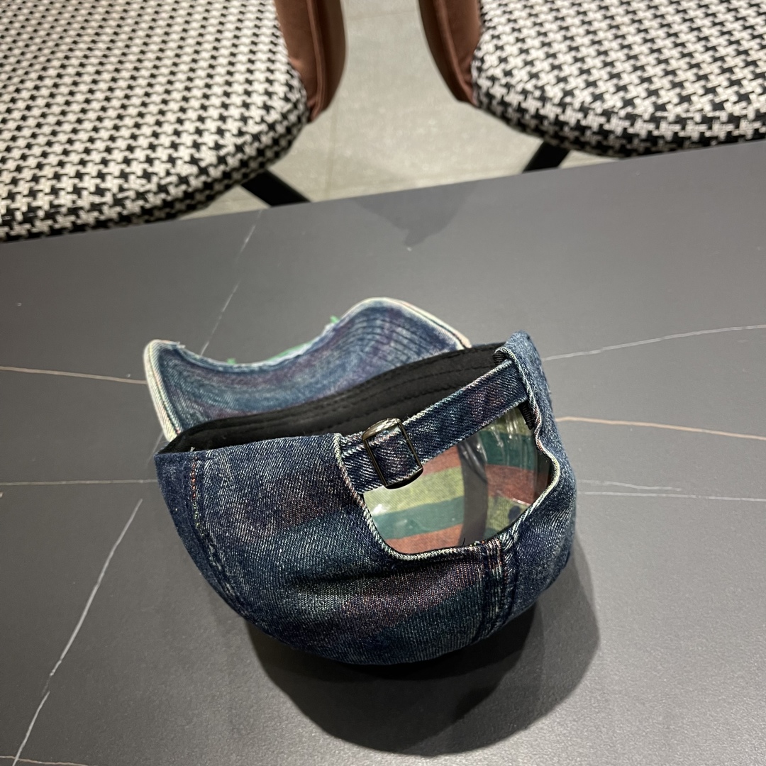  蒙口MONCLER2025新款牛仔破洞棒球帽，时尚炸街单品，风格很OK，网红.时尚博主的最爱！
