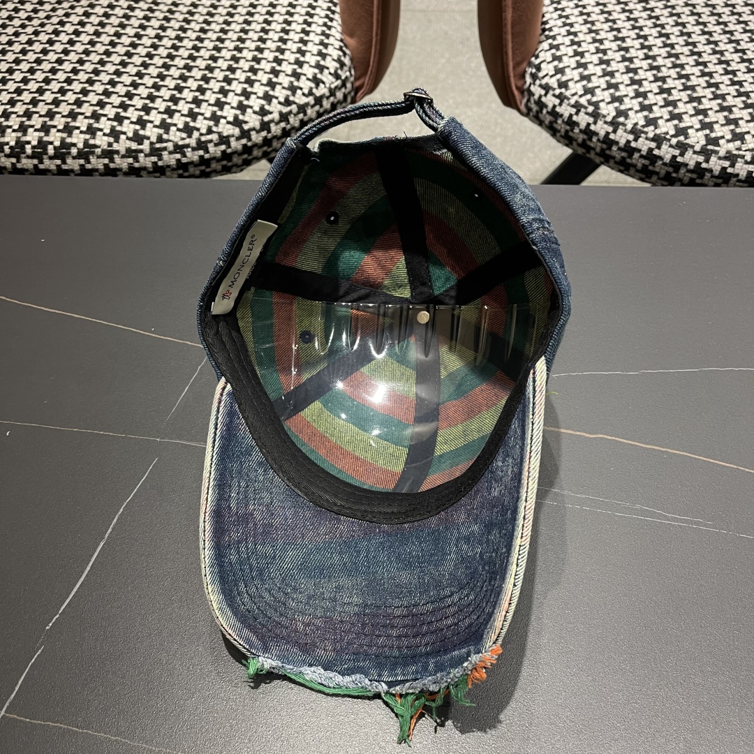  蒙口MONCLER2025新款牛仔破洞棒球帽，时尚炸街单品，风格很OK，网红.时尚博主的最爱！