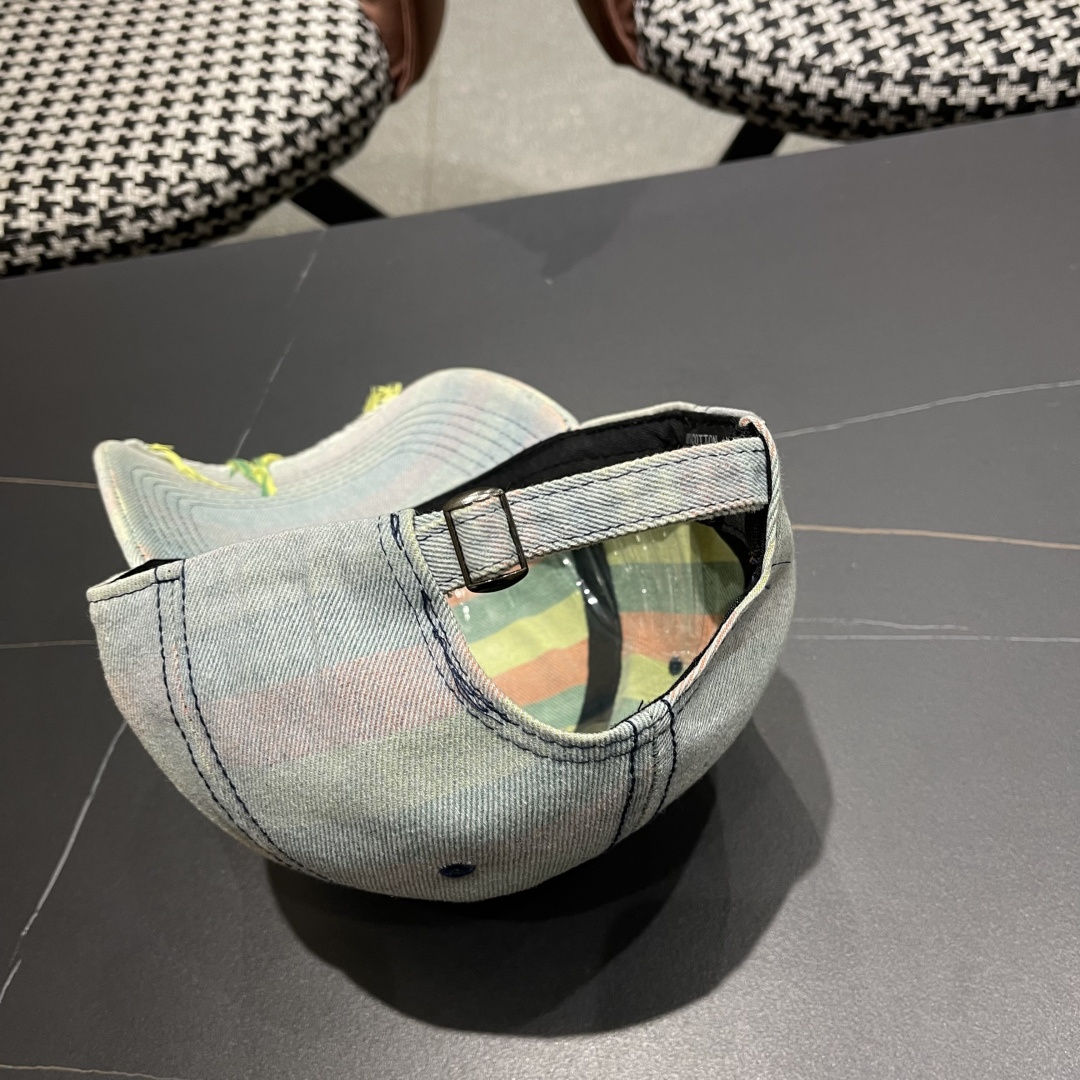  蒙口MONCLER2025新款牛仔破洞棒球帽，时尚炸街单品，风格很OK，网红.时尚博主的最爱！