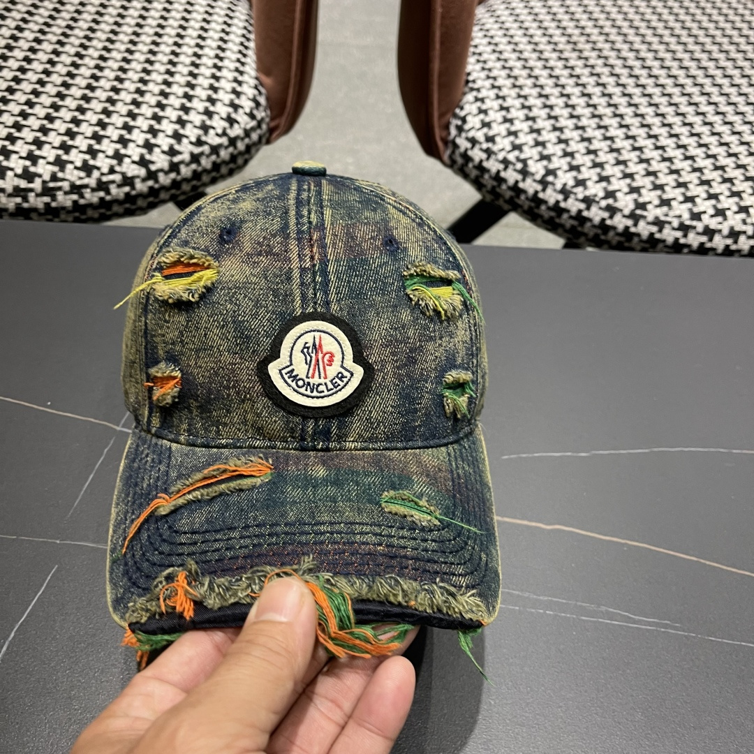  蒙口MONCLER2025新款牛仔破洞棒球帽，时尚炸街单品，风格很OK，网红.时尚博主的最爱！