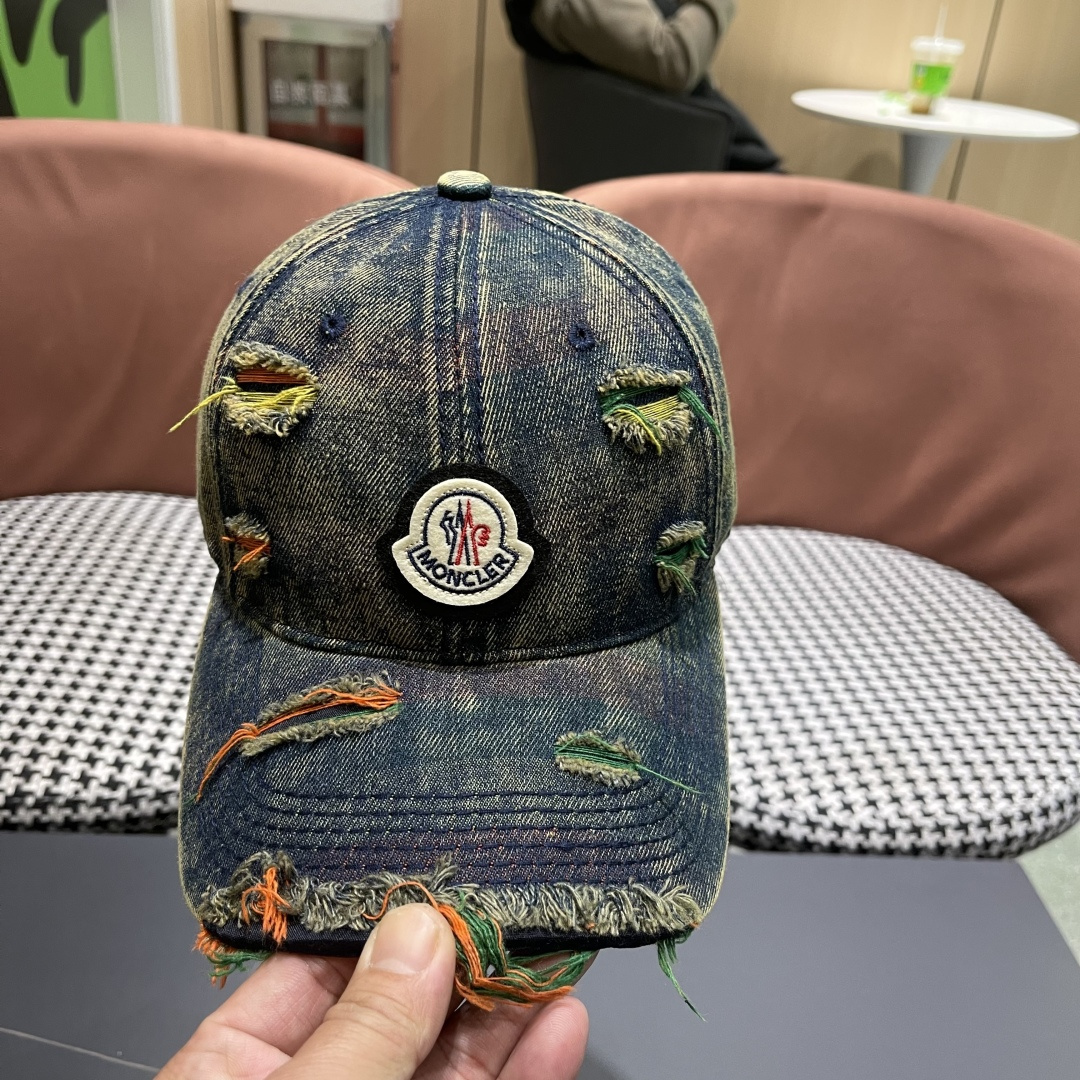  蒙口MONCLER2025新款牛仔破洞棒球帽，时尚炸街单品，风格很OK，网红.时尚博主的最爱！