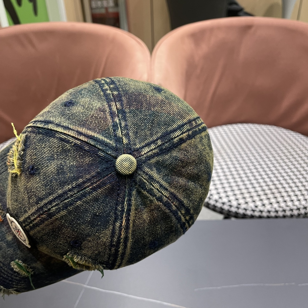  蒙口MONCLER2025新款牛仔破洞棒球帽，时尚炸街单品，风格很OK，网红.时尚博主的最爱！