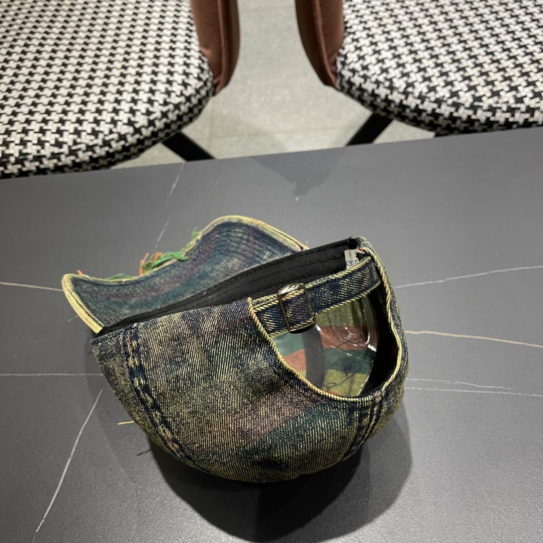  蒙口MONCLER2025新款牛仔破洞棒球帽，时尚炸街单品，风格很OK，网红.时尚博主的最爱！