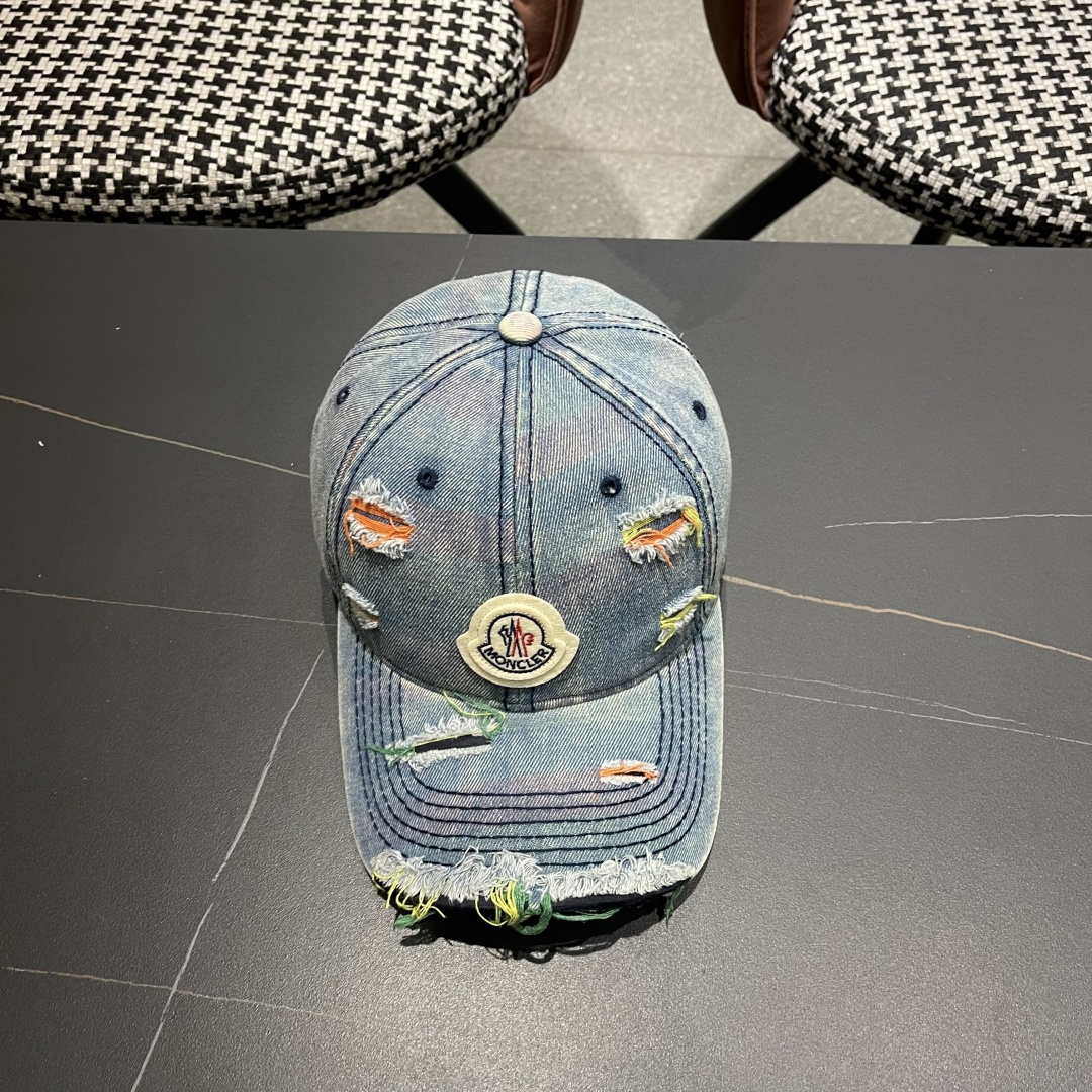  蒙口MONCLER2025新款牛仔破洞棒球帽，时尚炸街单品，风格很OK，网红.时尚博主的最爱！