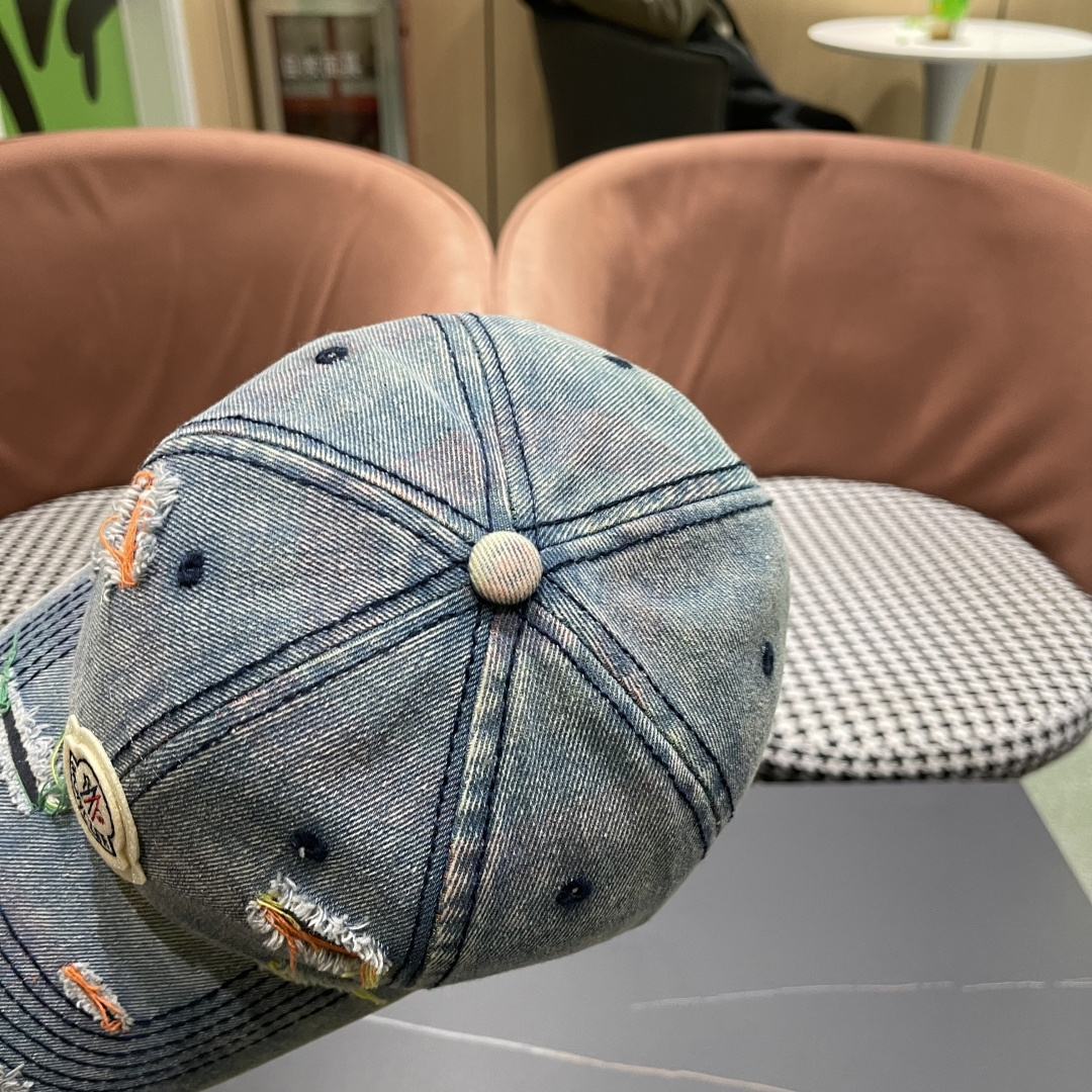  蒙口MONCLER2025新款牛仔破洞棒球帽，时尚炸街单品，风格很OK，网红.时尚博主的最爱！