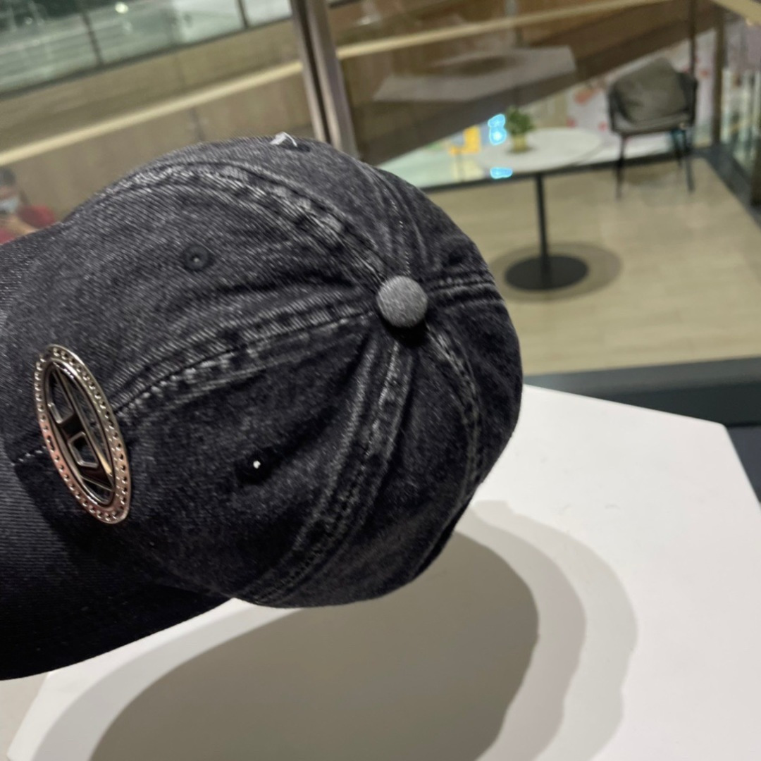  Diesel 迪赛 棒球帽🧢 。2030春夏款棒球帽🧢，出街必备超好搭配，高品质 内标齐全，赶紧入手！