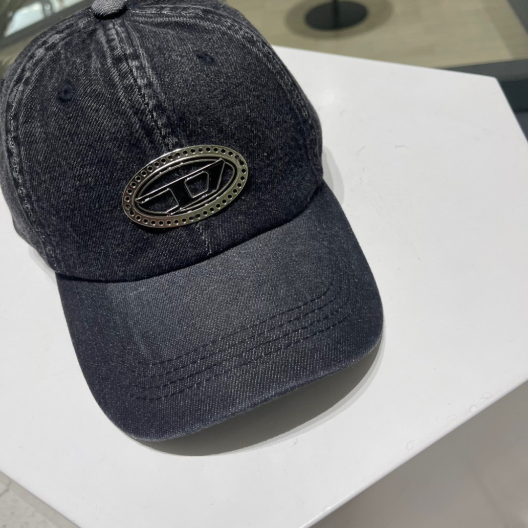  Diesel 迪赛 棒球帽🧢 。2030春夏款棒球帽🧢，出街必备超好搭配，高品质 内标齐全，赶紧入手！