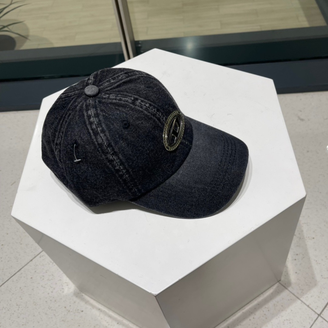  Diesel 迪赛 棒球帽🧢 。2030春夏款棒球帽🧢，出街必备超好搭配，高品质 内标齐全，赶紧入手！