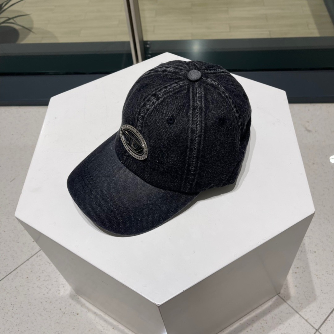  Diesel 迪赛 棒球帽🧢 。2030春夏款棒球帽🧢，出街必备超好搭配，高品质 内标齐全，赶紧入手！