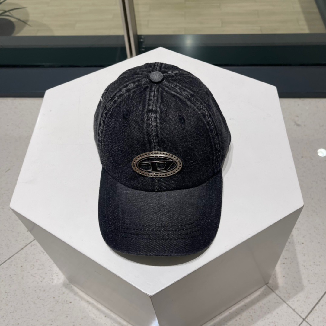  Diesel 迪赛 棒球帽🧢 。2030春夏款棒球帽🧢，出街必备超好搭配，高品质 内标齐全，赶紧入手！