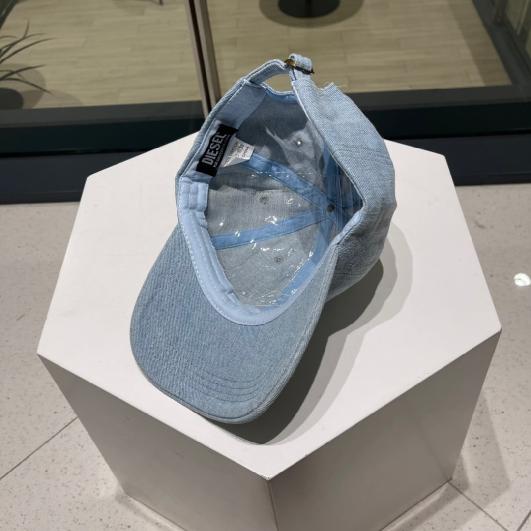  Diesel 迪赛 棒球帽🧢 。2030春夏款棒球帽🧢，出街必备超好搭配，高品质 内标齐全，赶紧入手！