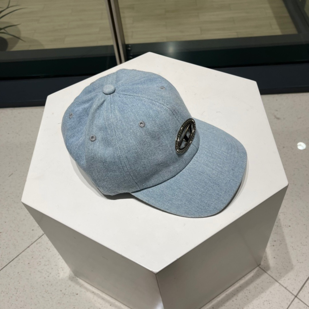  Diesel 迪赛 棒球帽🧢 。2030春夏款棒球帽🧢，出街必备超好搭配，高品质 内标齐全，赶紧入手！