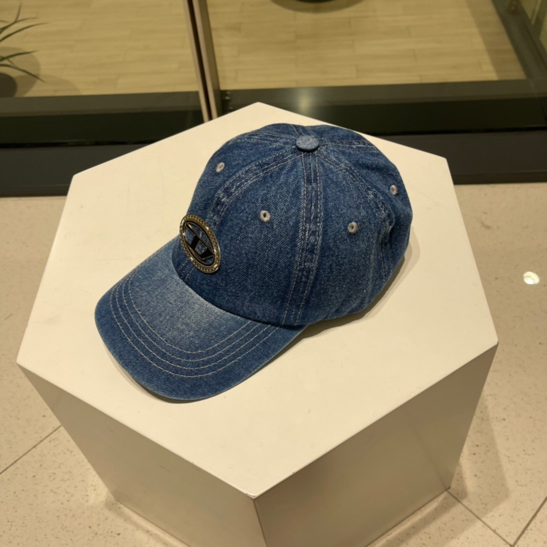  Diesel 迪赛 棒球帽🧢 。2030春夏款棒球帽🧢，出街必备超好搭配，高品质 内标齐全，赶紧入手！