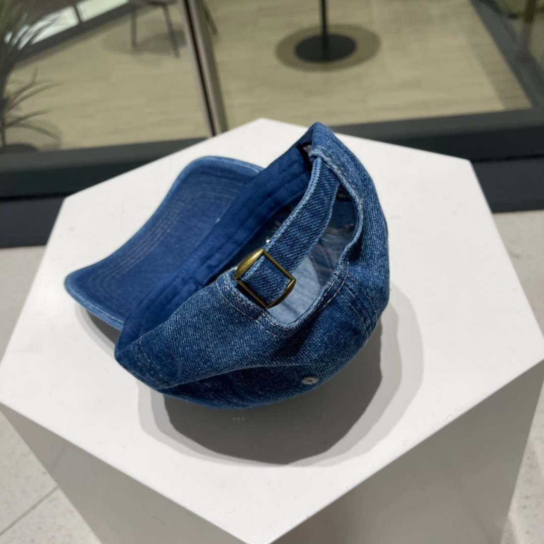  Diesel 迪赛 棒球帽🧢 。2030春夏款棒球帽🧢，出街必备超好搭配，高品质 内标齐全，赶紧入手！