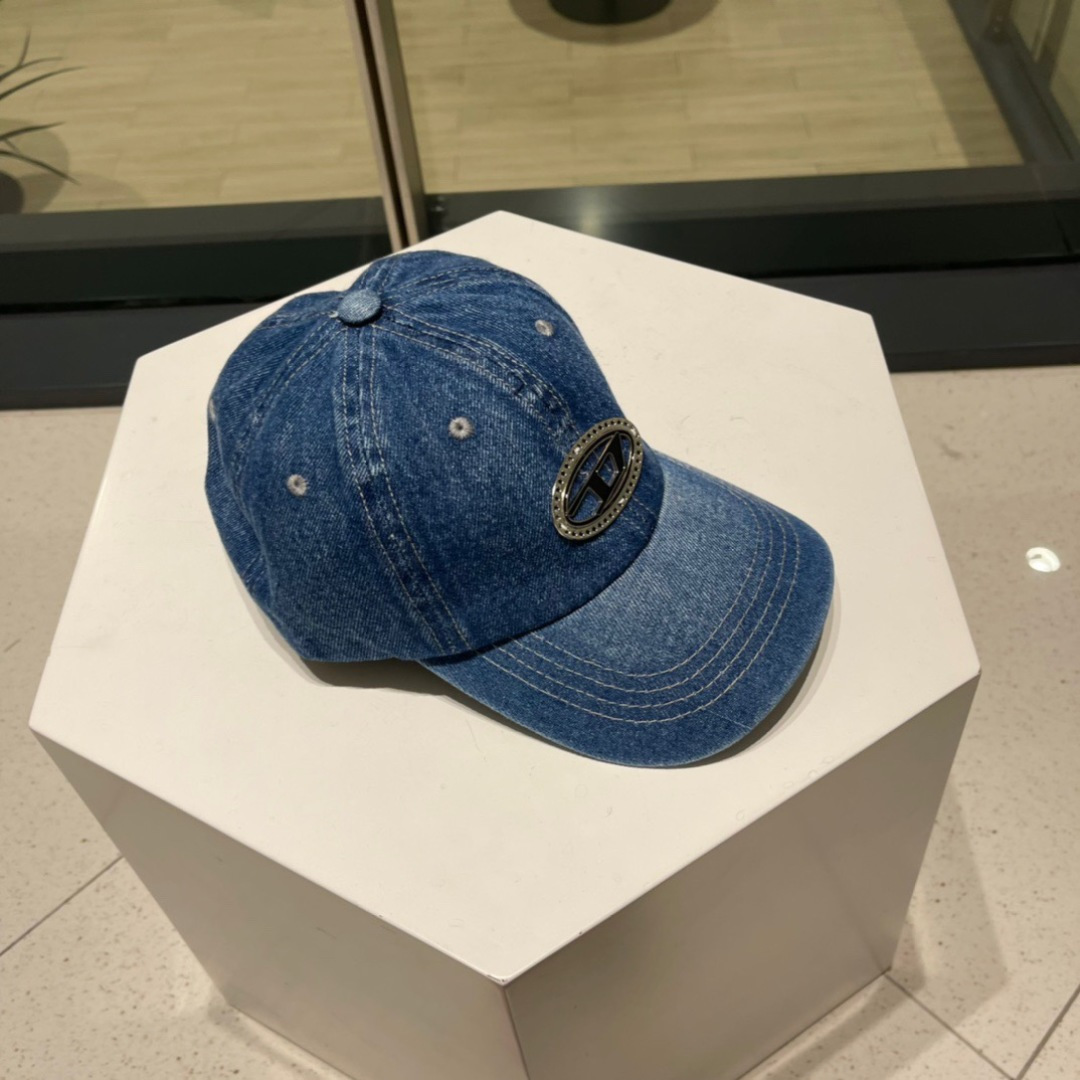  Diesel 迪赛 棒球帽🧢 。2030春夏款棒球帽🧢，出街必备超好搭配，高品质 内标齐全，赶紧入手！