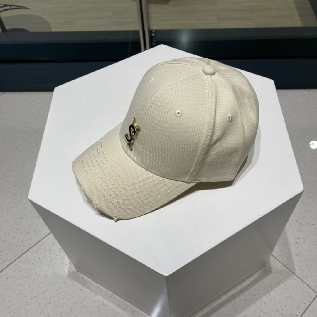   YSL 圣罗兰推出限定棒球帽
合作联名设计 将运动元素和街头生活文化融入其中
搭配若隐若现的刺绣标识