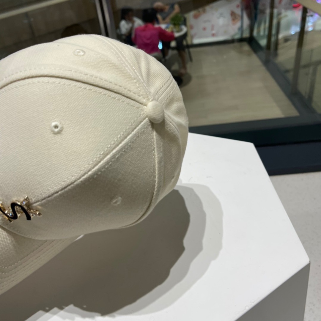   YSL 圣罗兰推出限定棒球帽
合作联名设计 将运动元素和街头生活文化融入其中
搭配若隐若现的刺绣标识