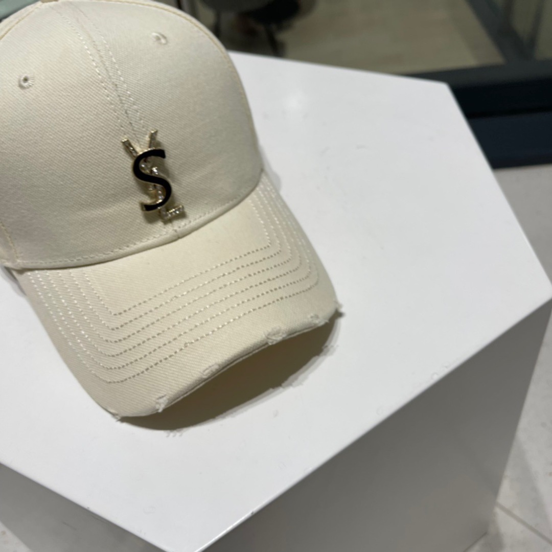   YSL 圣罗兰推出限定棒球帽
合作联名设计 将运动元素和街头生活文化融入其中
搭配若隐若现的刺绣标识
