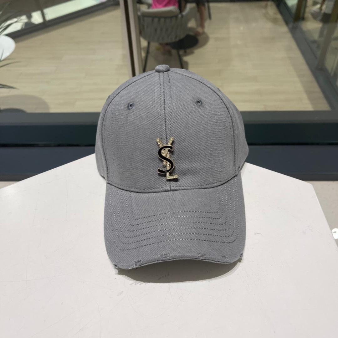   YSL 圣罗兰推出限定棒球帽
合作联名设计 将运动元素和街头生活文化融入其中
搭配若隐若现的刺绣标识