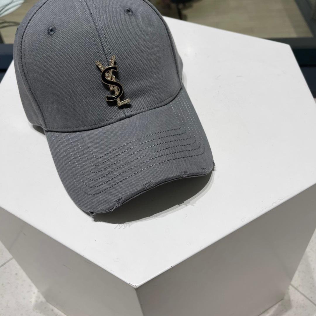   YSL 圣罗兰推出限定棒球帽
合作联名设计 将运动元素和街头生活文化融入其中
搭配若隐若现的刺绣标识