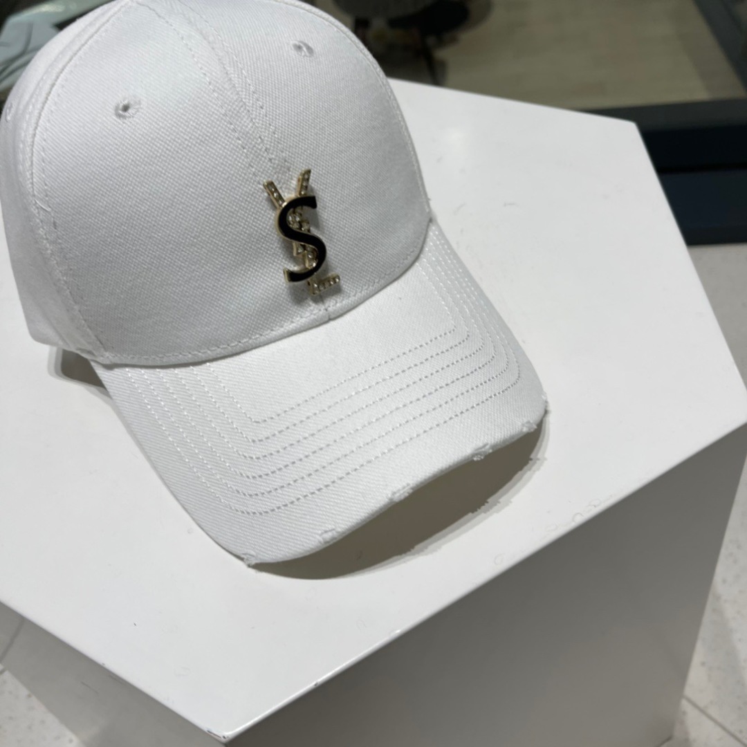  YSL 圣罗兰推出限定棒球帽
合作联名设计 将运动元素和街头生活文化融入其中
搭配若隐若现的刺绣标识