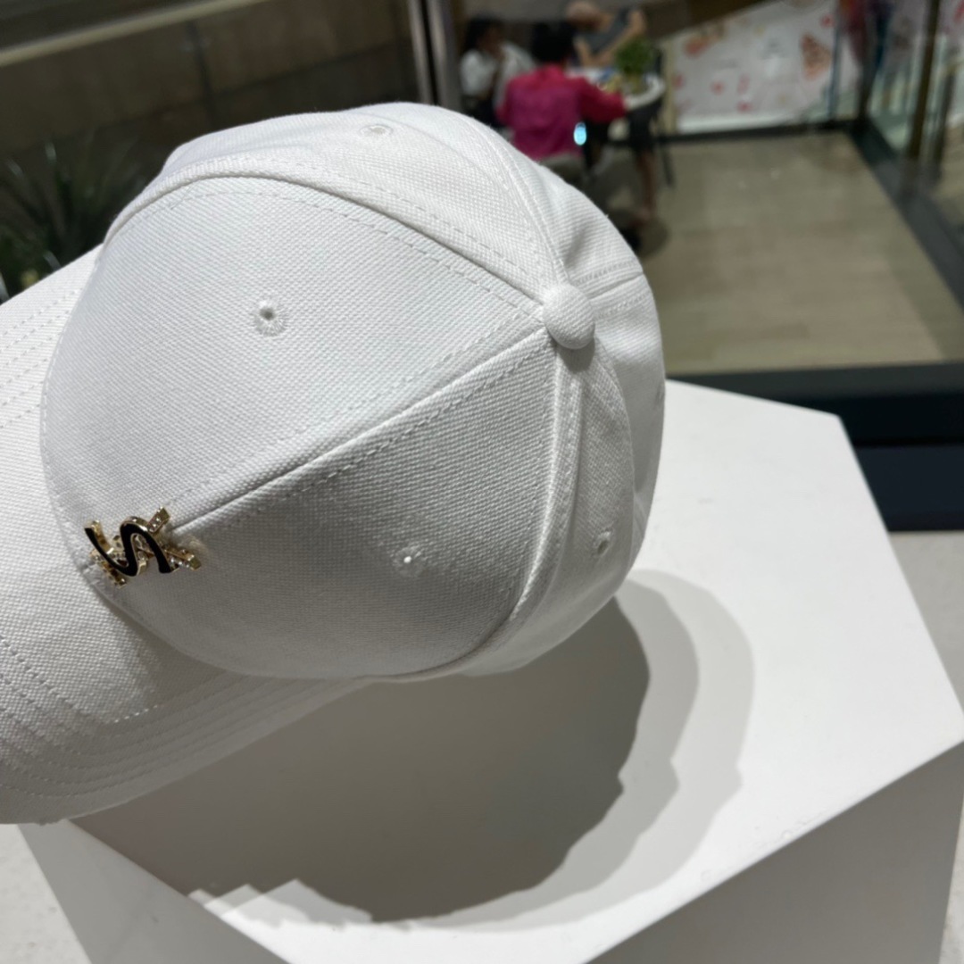   YSL 圣罗兰推出限定棒球帽
合作联名设计 将运动元素和街头生活文化融入其中
搭配若隐若现的刺绣标识