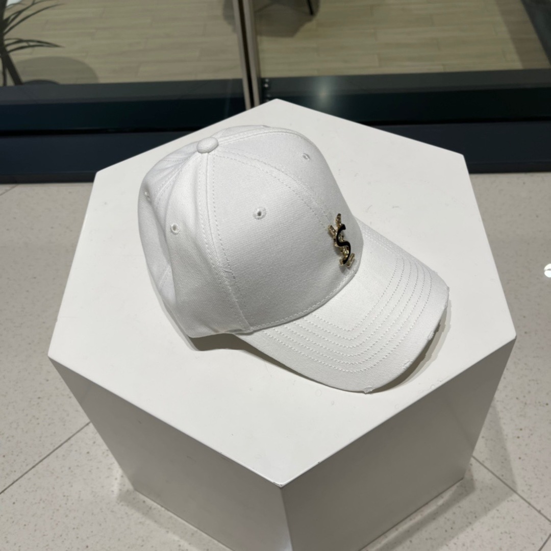   YSL 圣罗兰推出限定棒球帽
合作联名设计 将运动元素和街头生活文化融入其中
搭配若隐若现的刺绣标识