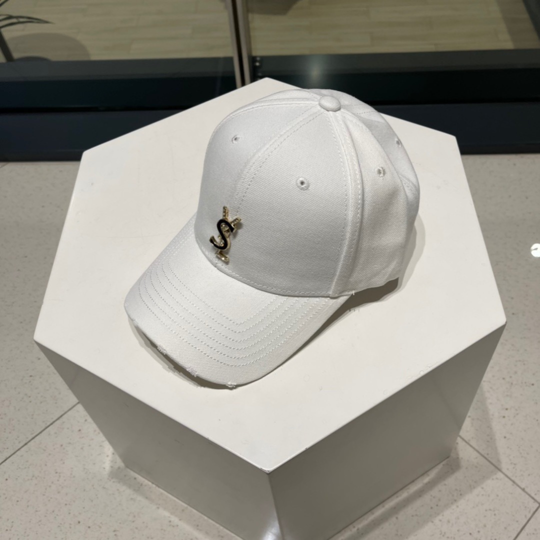   YSL 圣罗兰推出限定棒球帽
合作联名设计 将运动元素和街头生活文化融入其中
搭配若隐若现的刺绣标识