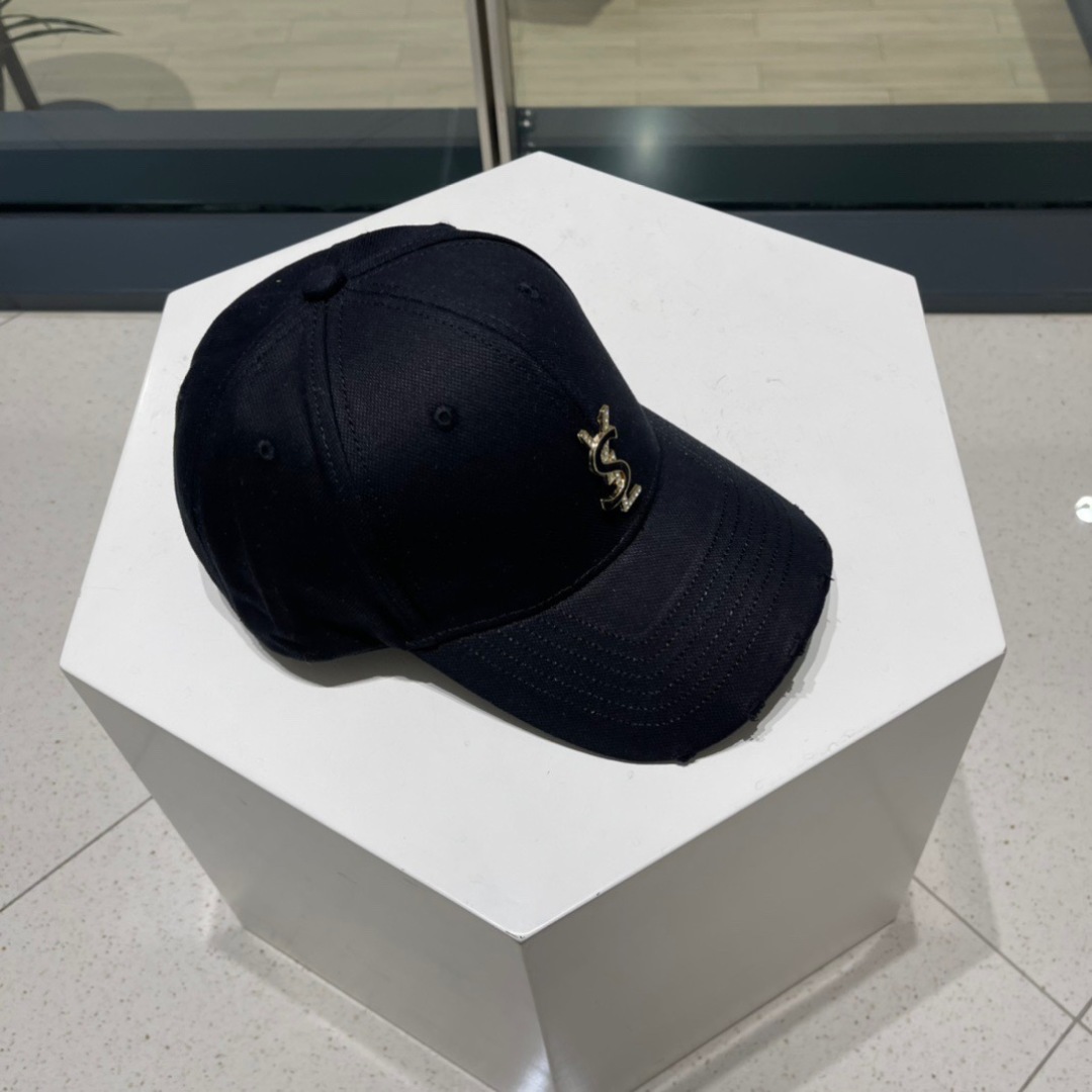   YSL 圣罗兰推出限定棒球帽
合作联名设计 将运动元素和街头生活文化融入其中
搭配若隐若现的刺绣标识