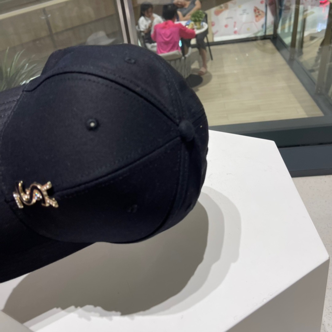   YSL 圣罗兰推出限定棒球帽
合作联名设计 将运动元素和街头生活文化融入其中
搭配若隐若现的刺绣标识