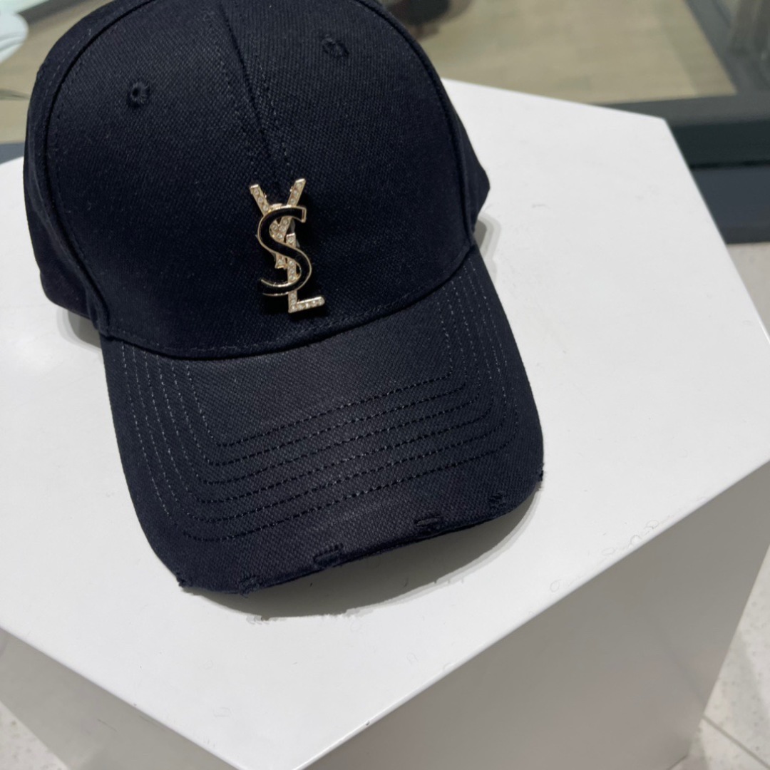   YSL 圣罗兰推出限定棒球帽
合作联名设计 将运动元素和街头生活文化融入其中
搭配若隐若现的刺绣标识