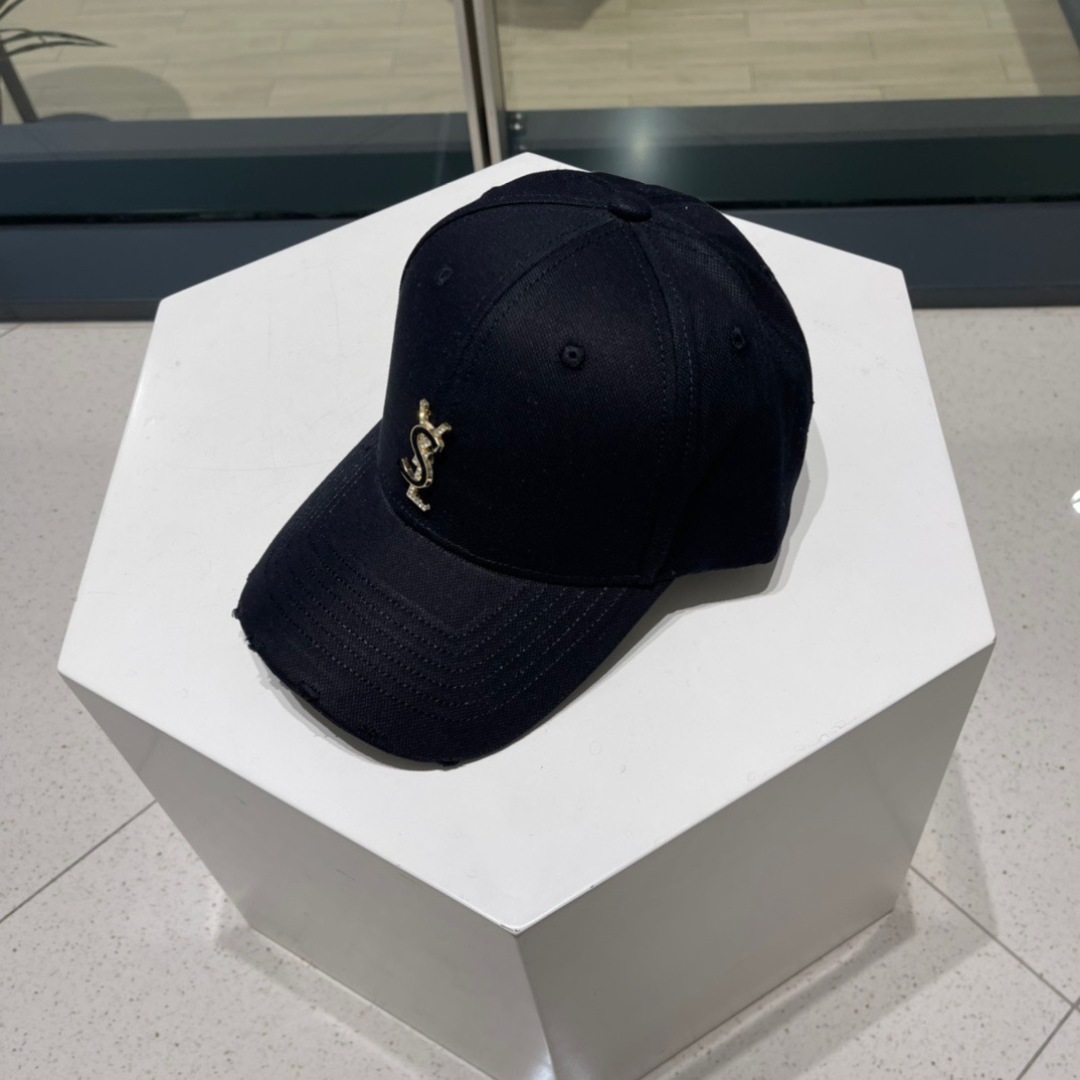   YSL 圣罗兰推出限定棒球帽
合作联名设计 将运动元素和街头生活文化融入其中
搭配若隐若现的刺绣标识