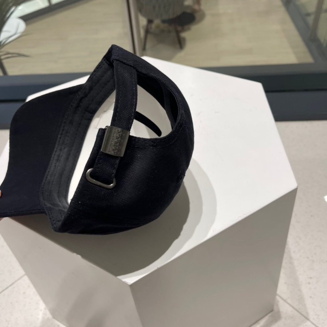   YSL 圣罗兰推出限定棒球帽
合作联名设计 将运动元素和街头生活文化融入其中
搭配若隐若现的刺绣标识