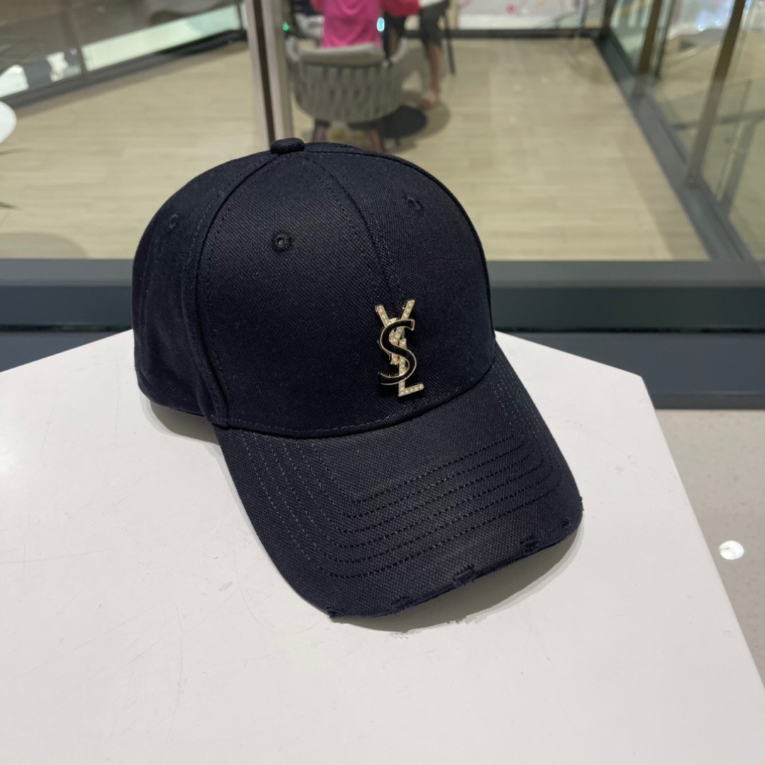   YSL 圣罗兰推出限定棒球帽
合作联名设计 将运动元素和街头生活文化融入其中
搭配若隐若现的刺绣标识