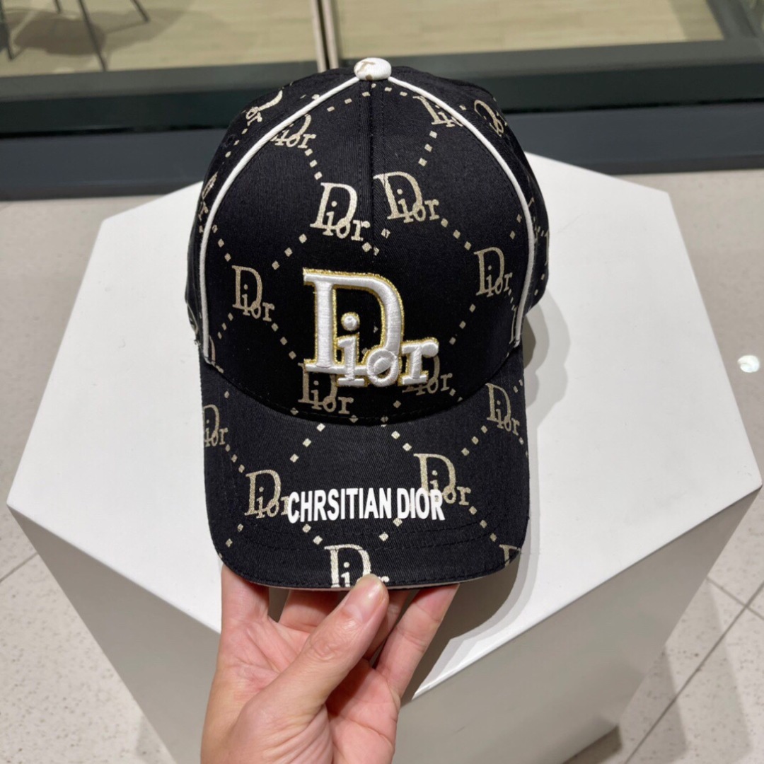 。Dior(迪奥)新款原单棒球帽， 精致純也格调很有感觉，很酷很时尚，专柜断货热门，质量超赞