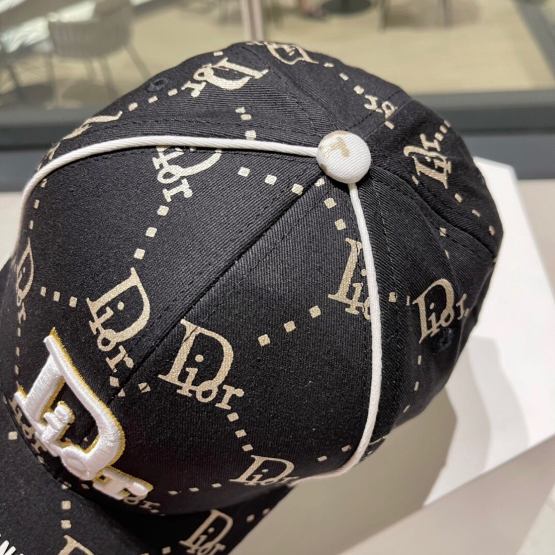 。Dior(迪奥)新款原单棒球帽， 精致純也格调很有感觉，很酷很时尚，专柜断货热门，质量超赞