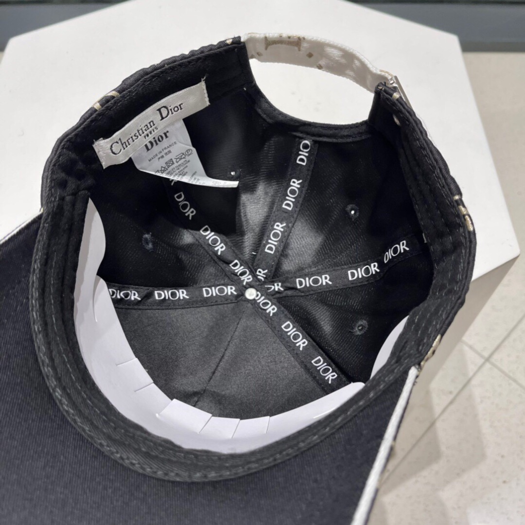 。Dior(迪奥)新款原单棒球帽， 精致純也格调很有感觉，很酷很时尚，专柜断货热门，质量超赞