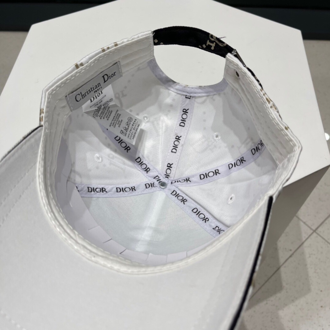 。Dior(迪奥)新款原单棒球帽， 精致純也格调很有感觉，很酷很时尚，专柜断货热门，质量超赞