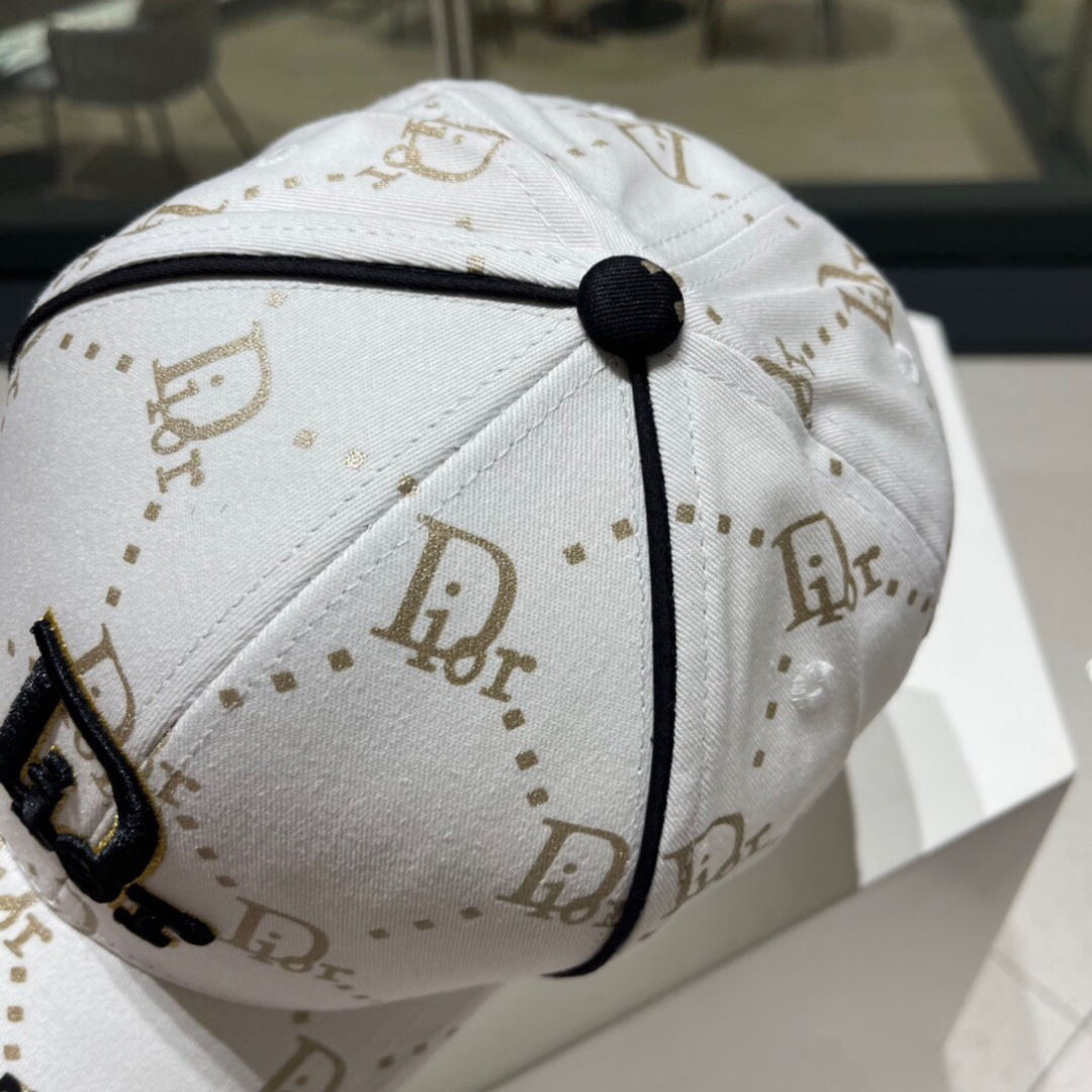 。Dior(迪奥)新款原单棒球帽， 精致純也格调很有感觉，很酷很时尚，专柜断货热门，质量超赞