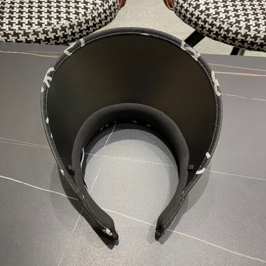  香奈儿CHANEL
原单空顶帽，夏天必备单品，因为真的太好搭，夏天搭配清凉夏日风情真的超级文艺范～随便