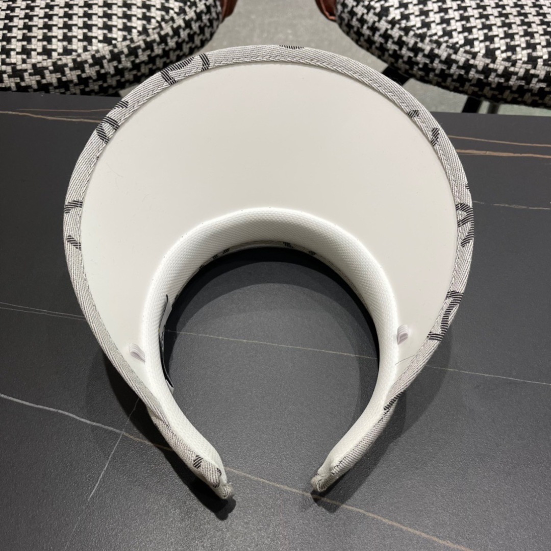  香奈儿CHANEL
原单空顶帽，夏天必备单品，因为真的太好搭，夏天搭配清凉夏日风情真的超级文艺范～随便